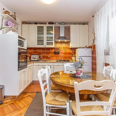 3 Bedroom Lovely In Novi Vinodolski