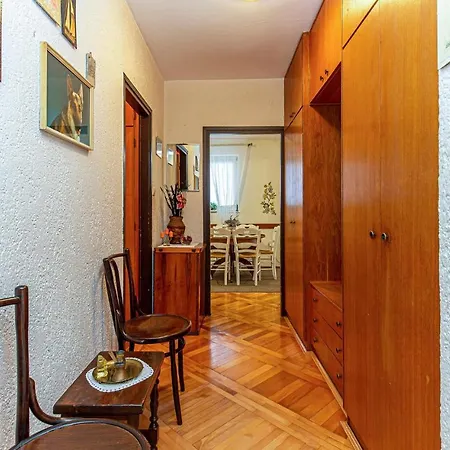Apartment 3 Bedroom Lovely In Novi Vinodolski