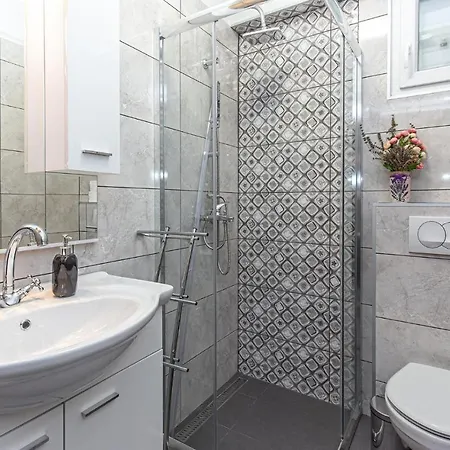 3 Bedroom Lovely In Novi Vinodolski